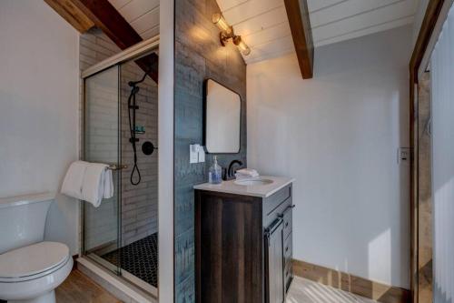 Extra Spacious 2BR Cabin w Office and Outdoor Deck