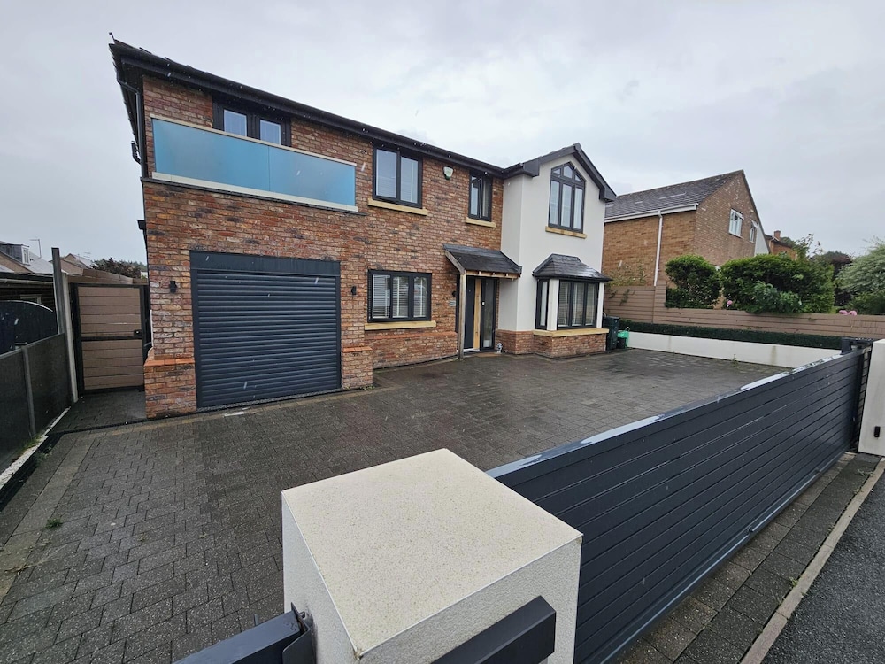 Modern Large Open Plan 4 bed Property in Abergele in Abergele, United Kingdom