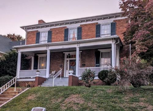Historic Home with Southern Charm — 4-Star Luxury Hotel in Bristol, United States