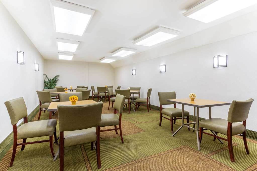 La Quinta Inn & Suites by Wyndham Redding - photo 30