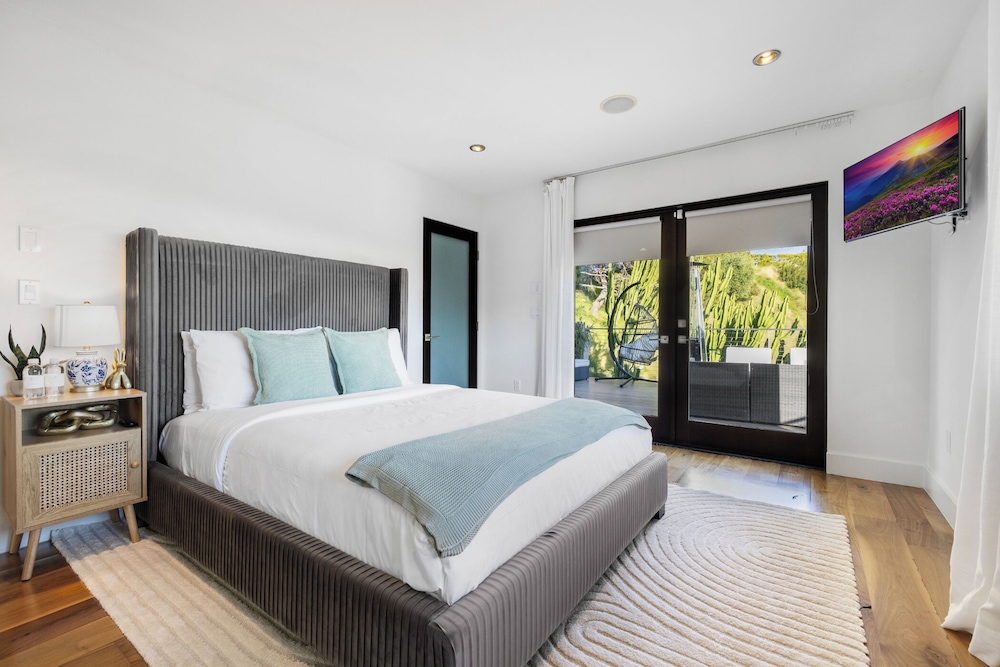 Summitridge An Elegant Estate With Unobstructed City and Ocean Views — hotel in Beverly Hills
