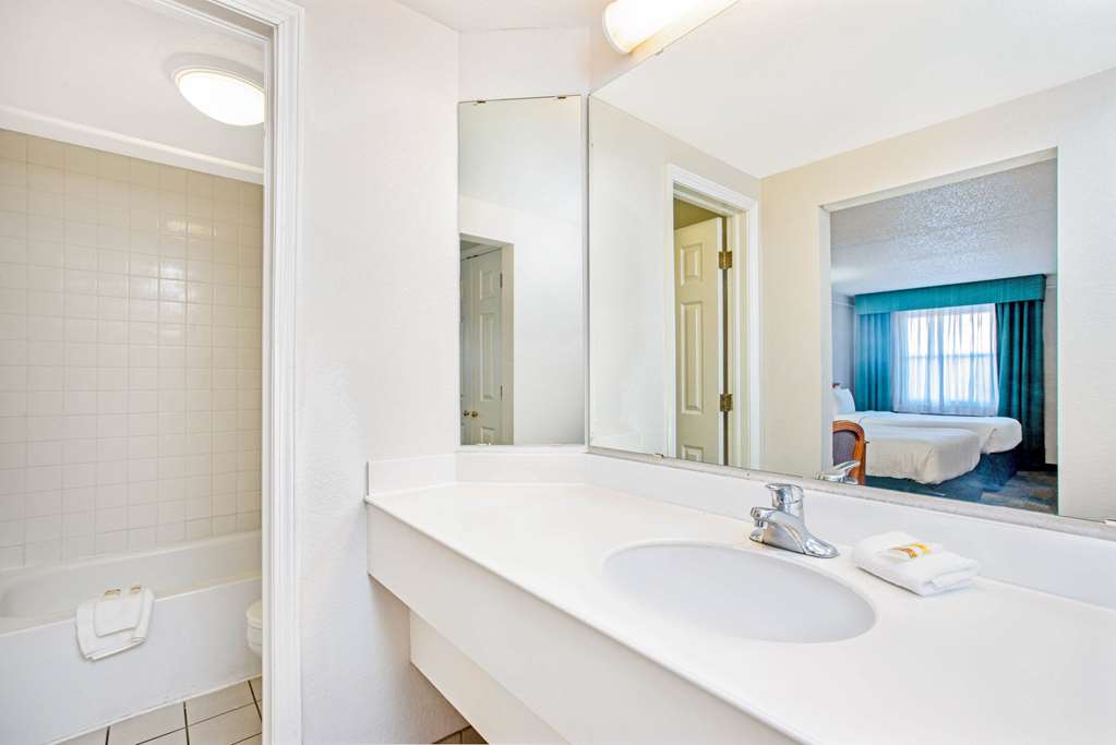 La Quinta Inn by Wyndham El Paso Cielo Vista - photo 23