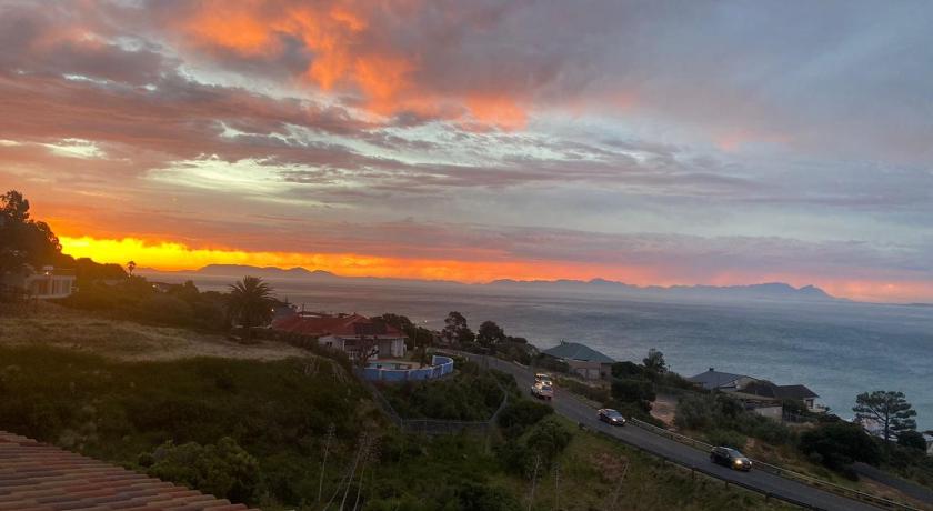 Seaview Sunset Boutique Apartments Gordonsbay Solar powered — 4-Star Luxury Hotel in Cape Town, South Africa