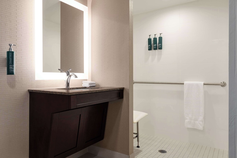 DoubleTree by Hilton New York LaGuardia Airport - photo 18