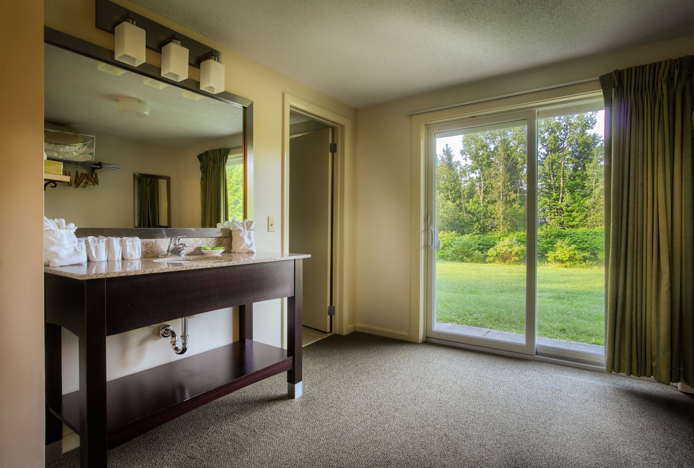 Sun & Ski Inn And Suites - photo 35