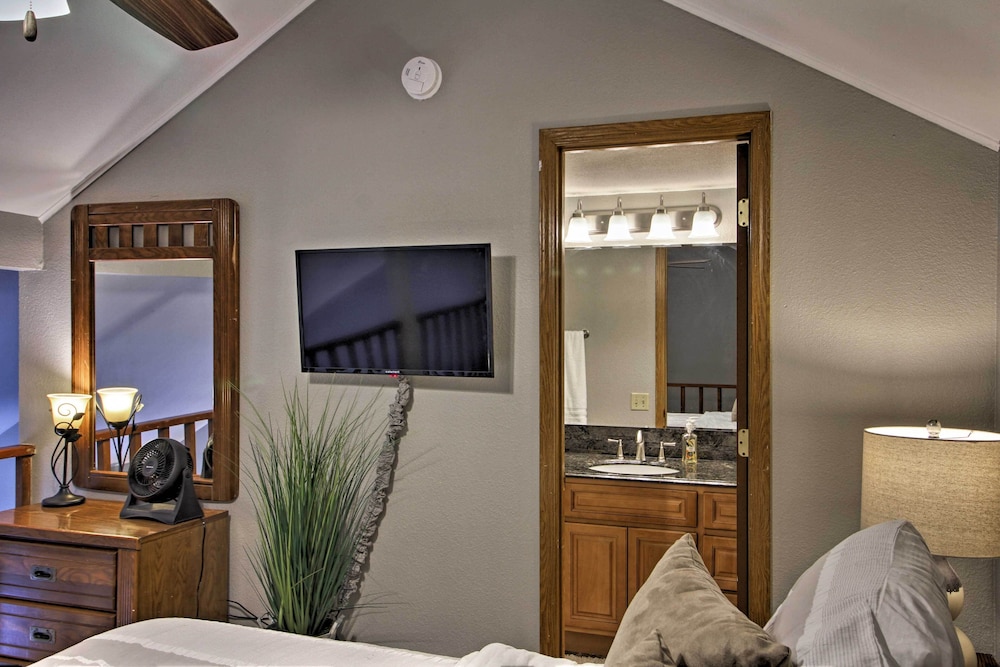 Branson Resort Condo w Lake Taneycomo Access - photo 4