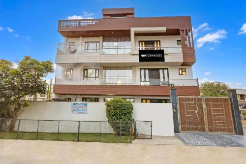 Super Townhouse Mayfield Garden Nearby Golf course road — 4-Star Luxury Hotel in Gurgaon, India