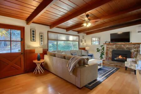 Blue Door Cottage 12 miles to Yosemite Bbq — 4-Star Luxury Hotel in Oakhurst, United States