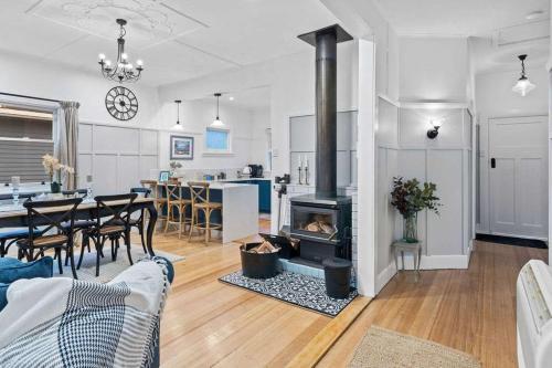 Beautifully Renovated Retreat Modern Comfort with Outdoor Entertaining — hotel in Burnie