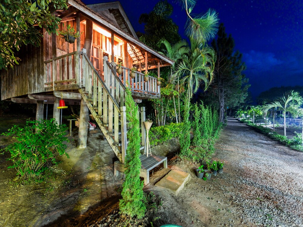 Khoom Kam Kaew Farm & Resort — hotel in Phrao
