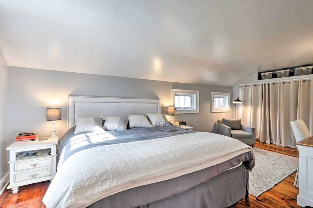 Charming Sharon Dwelling w Deck & Fire Pit — hotel in Sharon