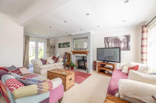7 Sleeper Cosy Home in Windsor Parking & Legoland — 4-Star Luxury Hotel in Windsor, United Kingdom