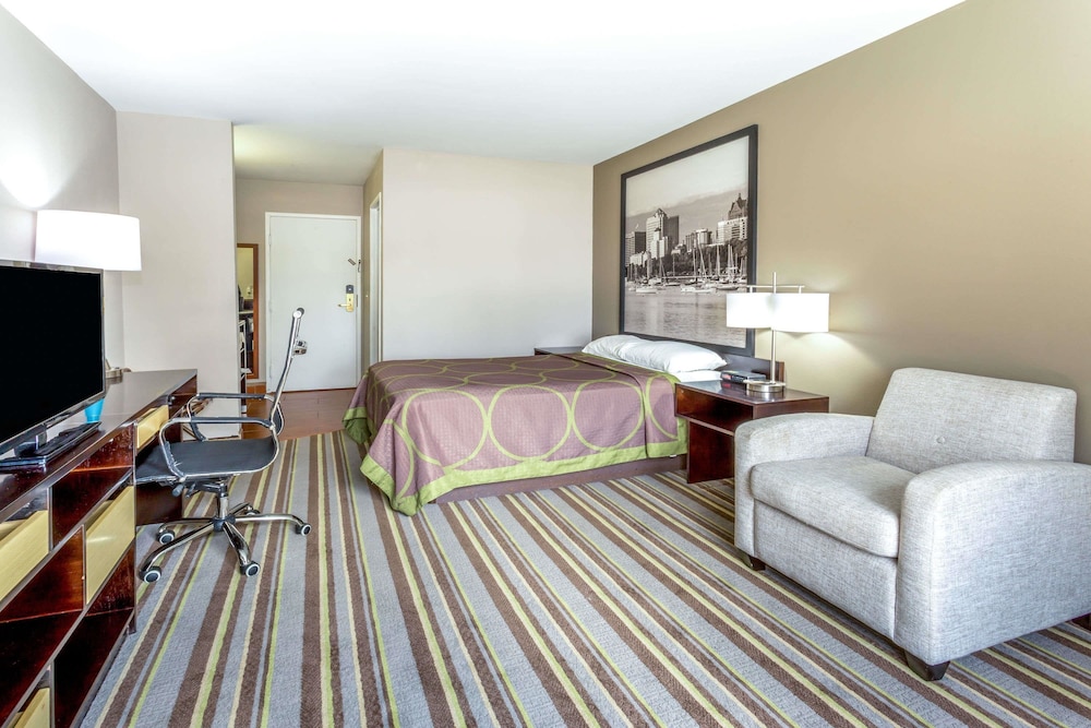 Delavan Inn and Suites - photo 10