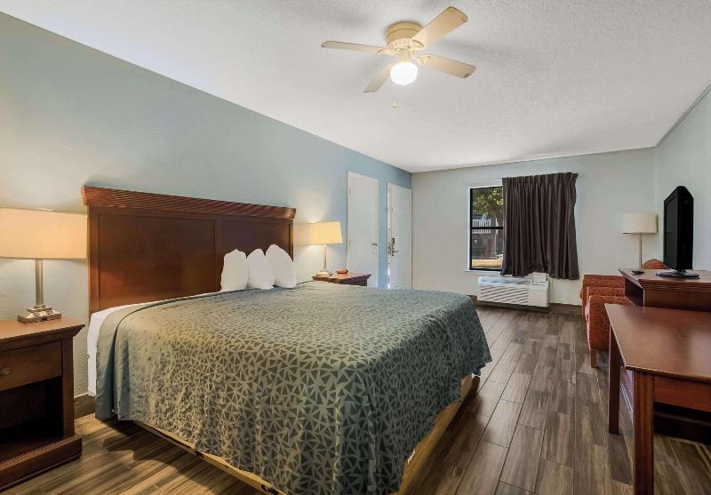 Econo Lodge Inn & Suites Fulton Rockport - photo 24