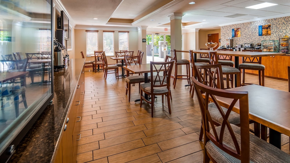 Best Western Plus Bradenton Hotel & Suites - photo 16