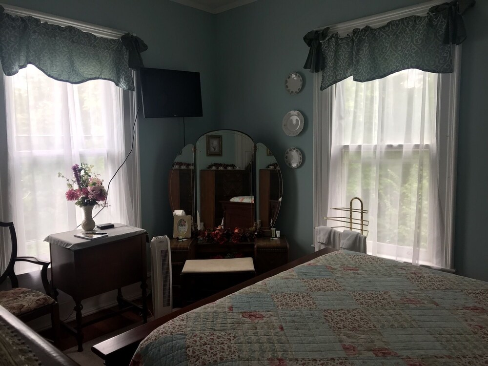 Six Acres Bed & Breakfast - photo 19