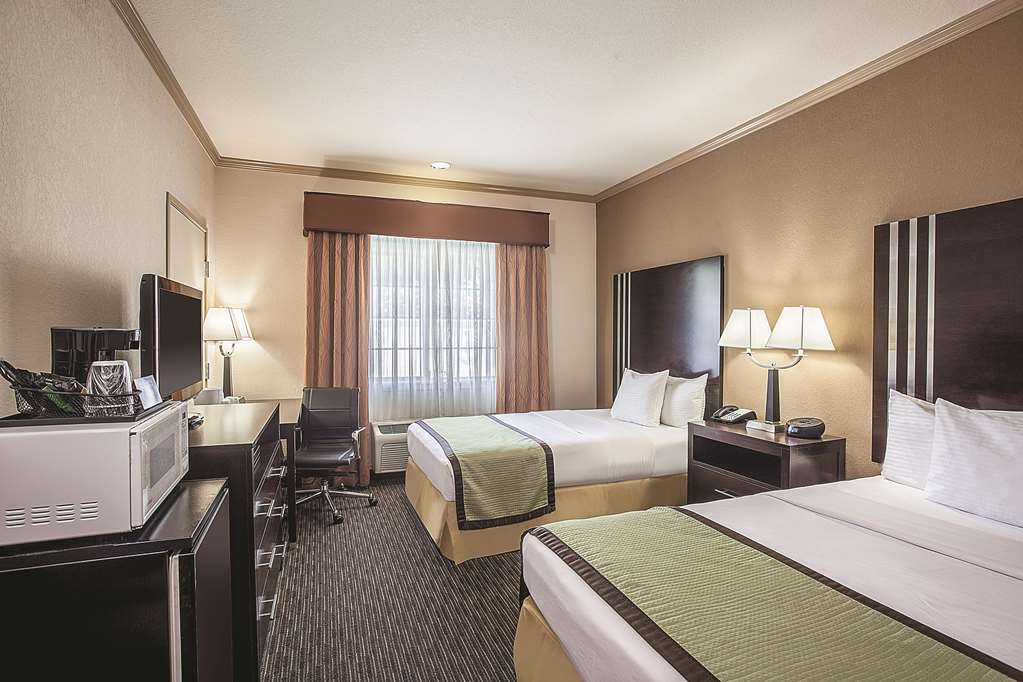 La Quinta Inn & Suites by Wyndham Davis - photo 17