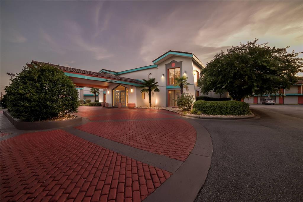 Howard Johnson by Wyndham Columbus Fort Moore - photo 6