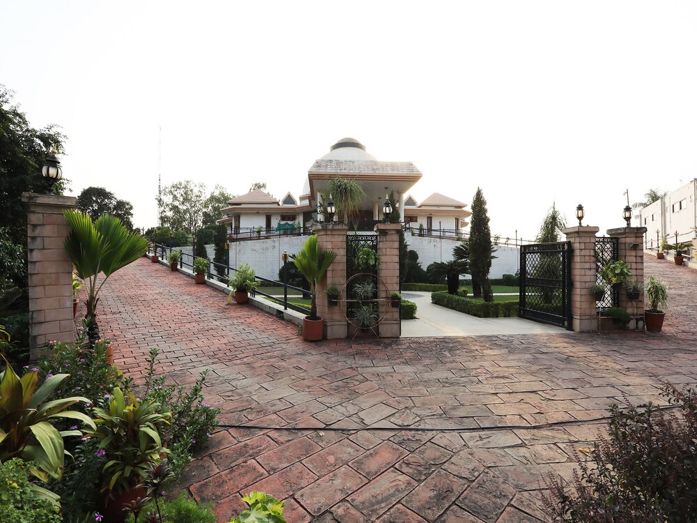 Capital O 22317 Shagun Farms — hotel near Swami Vivekananda Airport