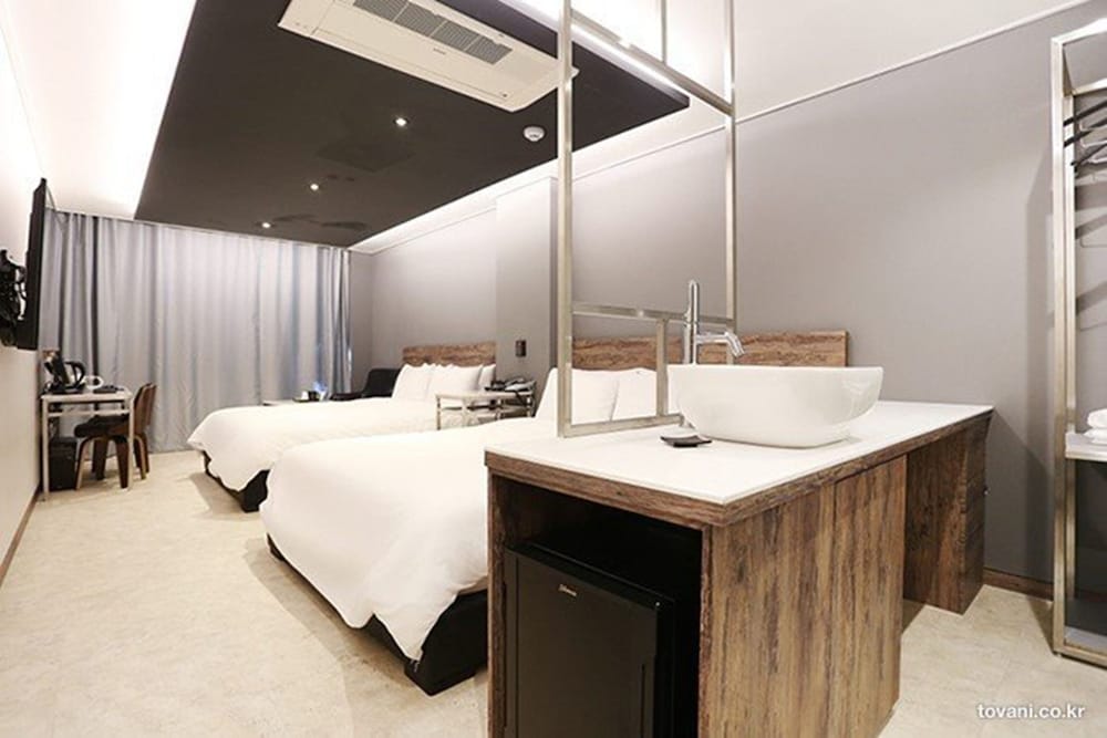 Louis Hotel — hotel in Gangneung