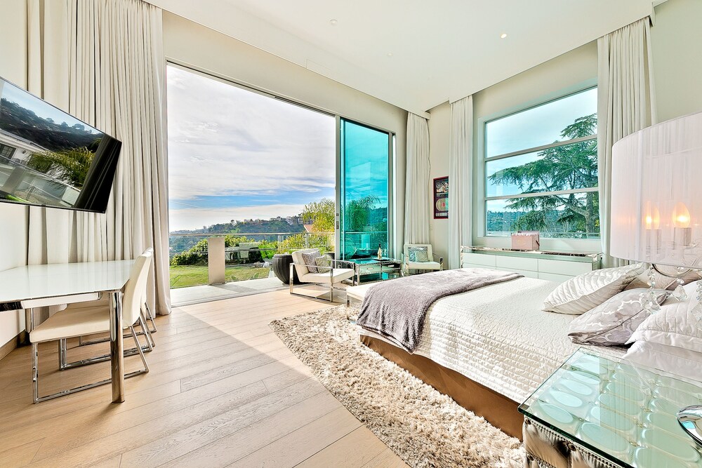 Hollywood Estate With Stunning Views - photo 18
