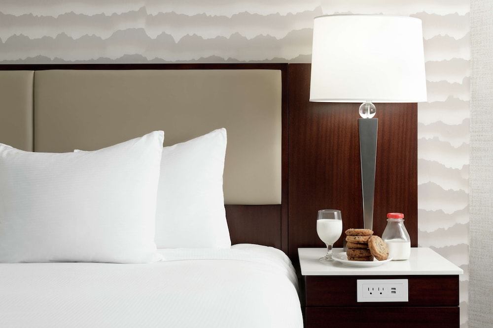 DoubleTree Suites by Hilton Phoenix - photo 13