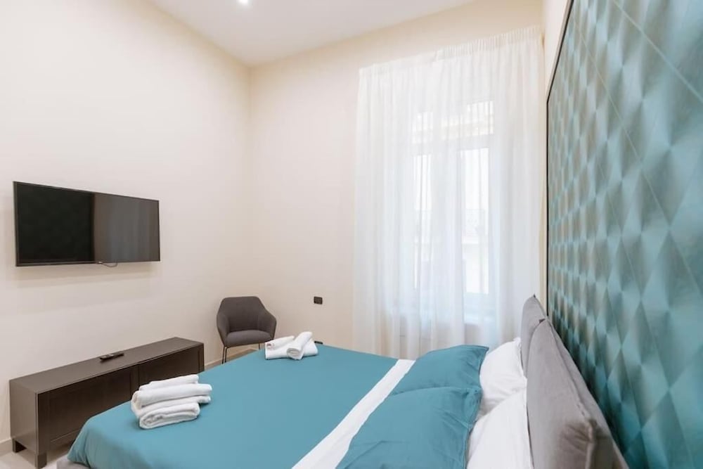 Deluxe Maison Pochet — 4-Star Luxury Hotel in Naples, Italy