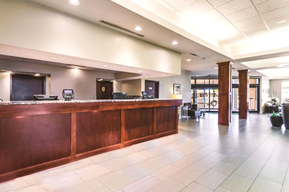 Norwood Inn & Suites Milwaukee - photo 2