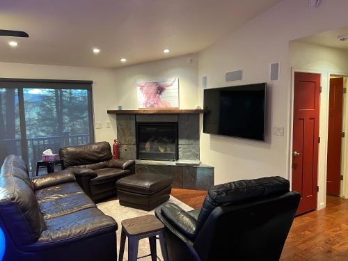 Enchanted Pines Retreat 2BR 2BA Vacation Haven in Forested Flagstaff — hotel in Mountainaire