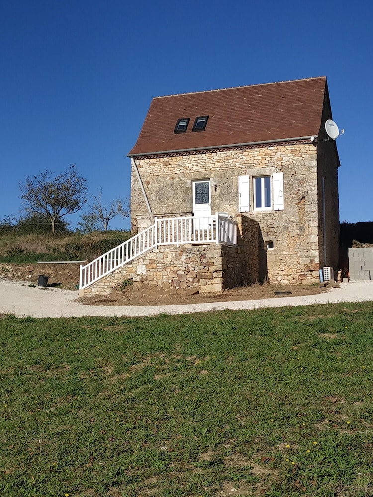 House With 2 Bedrooms in Lot With Private Pool Furnished Garden and Wifi — 4-Star Luxury Hotel in Loupiac, France