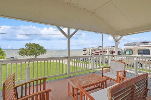 Tranquil Lakeside Escape 2 Bedrooms Patio Views in Princeton, United States