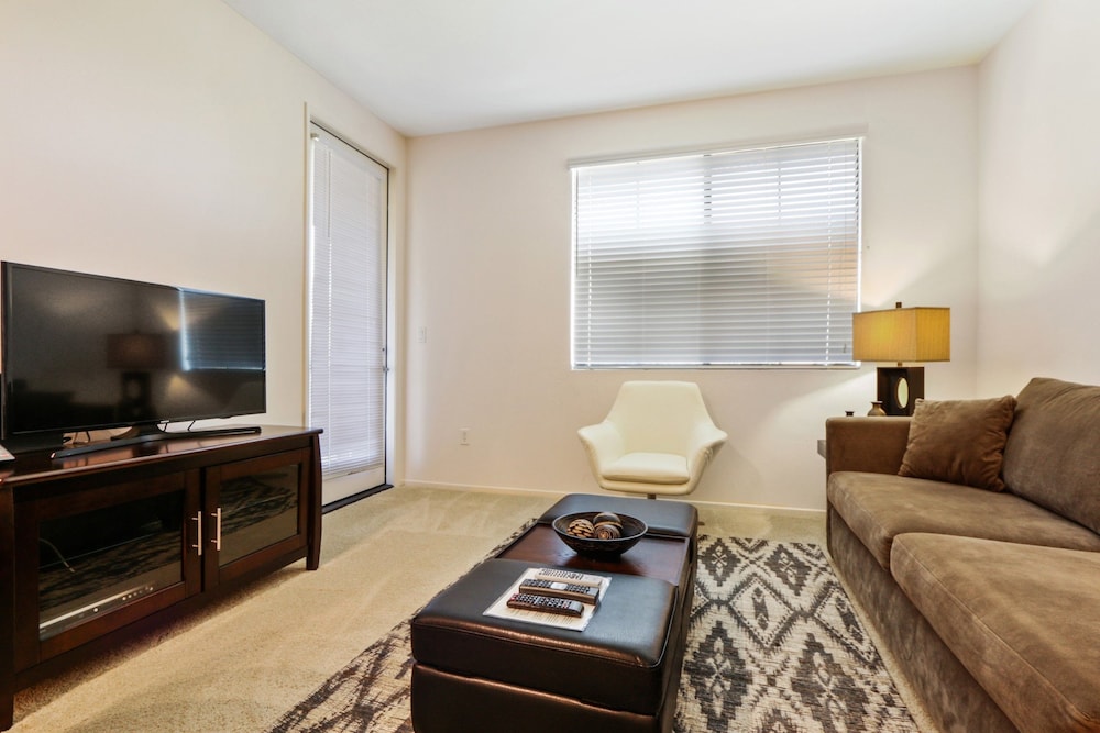 Global Luxury Suites at The Village - photo 30