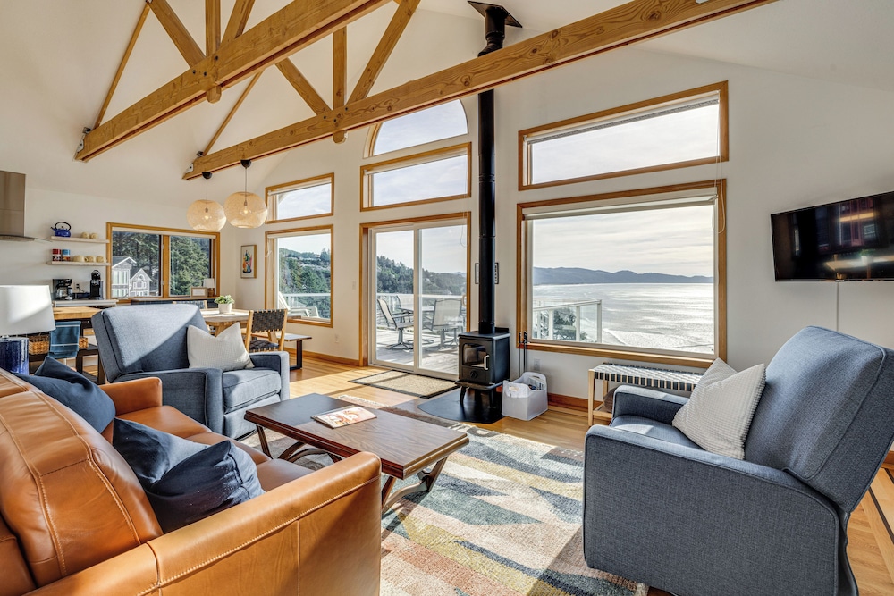 Oceanside Escape W Stunning Views Walk To Beach — Tillamook