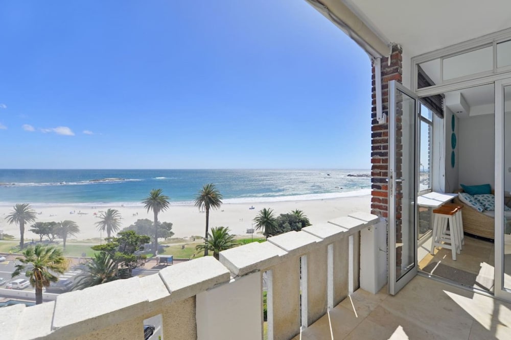 Top floor 2 bed Beachfront Sunny Camps Bay Views