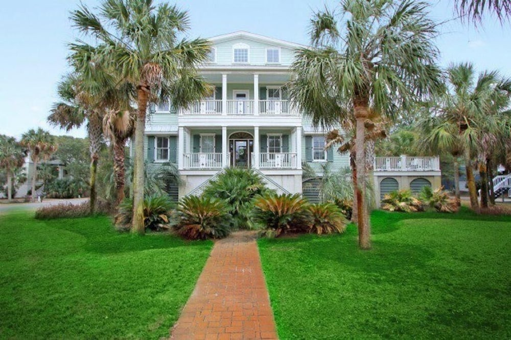 2 55th Ave — 4-Star Luxury Hotel in Isle Of Palms, United States