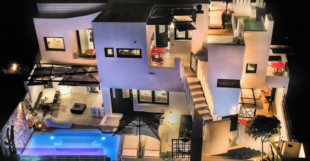 Smaris Collection Luxury villas Cosmopolitan villa heated pool — 4-Star Luxury Hotel in Sision, Greece