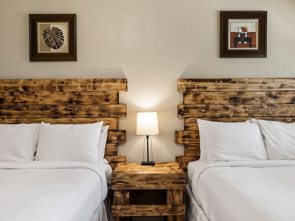 The Claire Hotel - photo 8