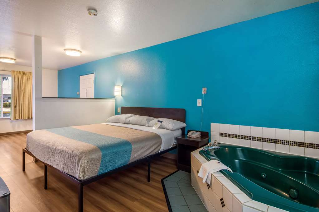 Motel 6 Portland Mall 205 - photo 23