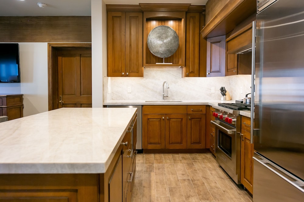 Luxury Four Bedroom Suite with Three Hot Tubs 4 Apartment Hotel by RedAwning - photo 11