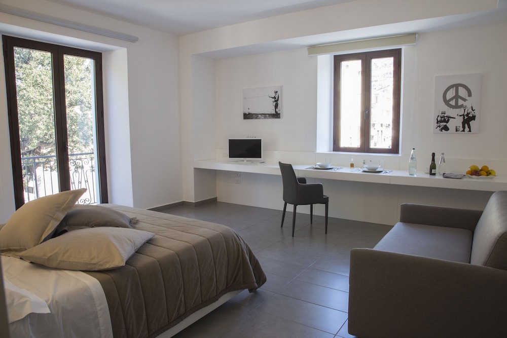 La Chambre — 4-Star Luxury Hotel in Paola, Italy