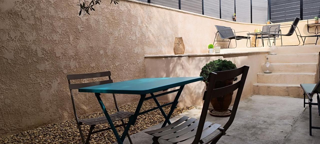 Gite Pour Deux Avec Bassin Relaxant Sans Vis a Vis — 4-Star Luxury Hotel in Graveson, France