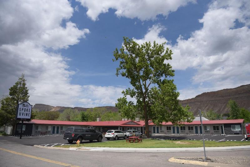 Spoke and Vine Motel - photo 2