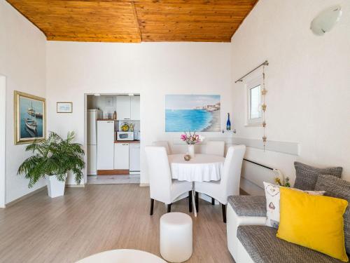 Indy's Beach Apartments Two Bedroom Apartment with Balcony and Sea View