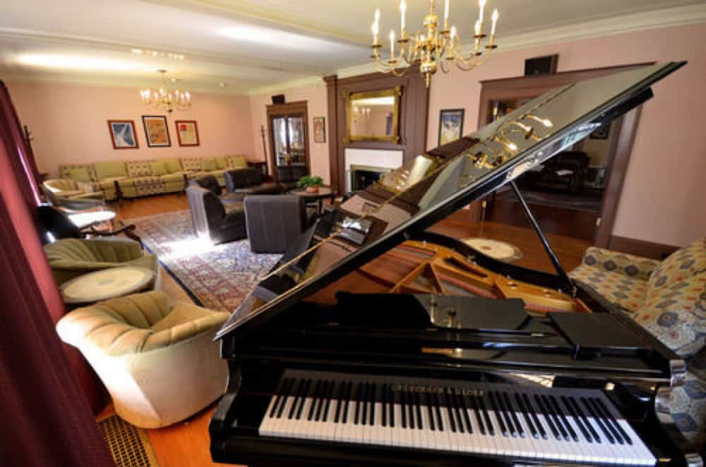 Gateways Inn & Restaurant - carbon neutral hotel in Lenox