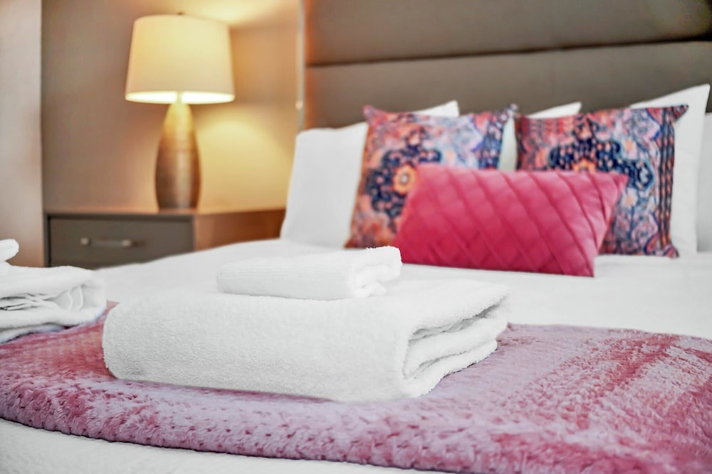 Chic Resort Villa: Themed Rooms Pool & Game Room - photo 4