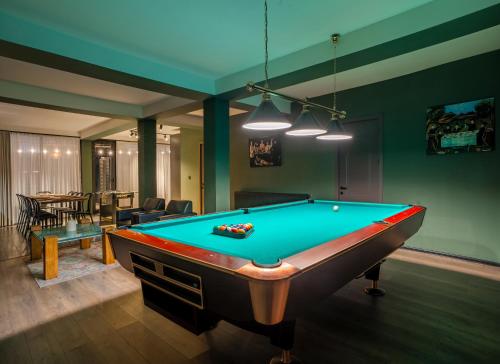 Niabi Apartments with Cinema and Billiards