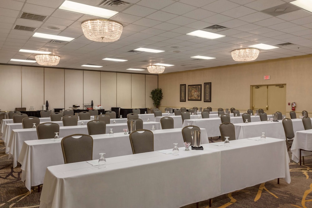 Embassy Suites Hotel Baton Rouge - photo 25