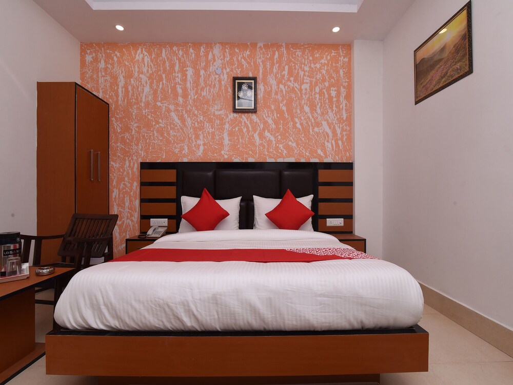OYO 13310 Noida Suites - last minute hotel in Noida