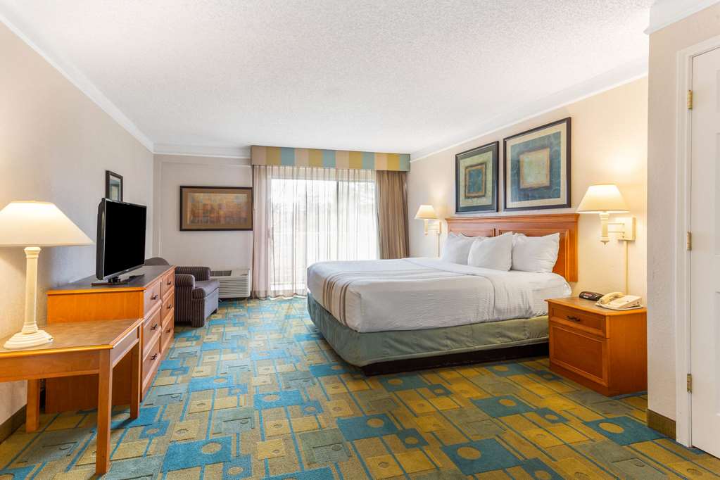 La Quinta Inn & Suites by Wyndham Redding - photo 27