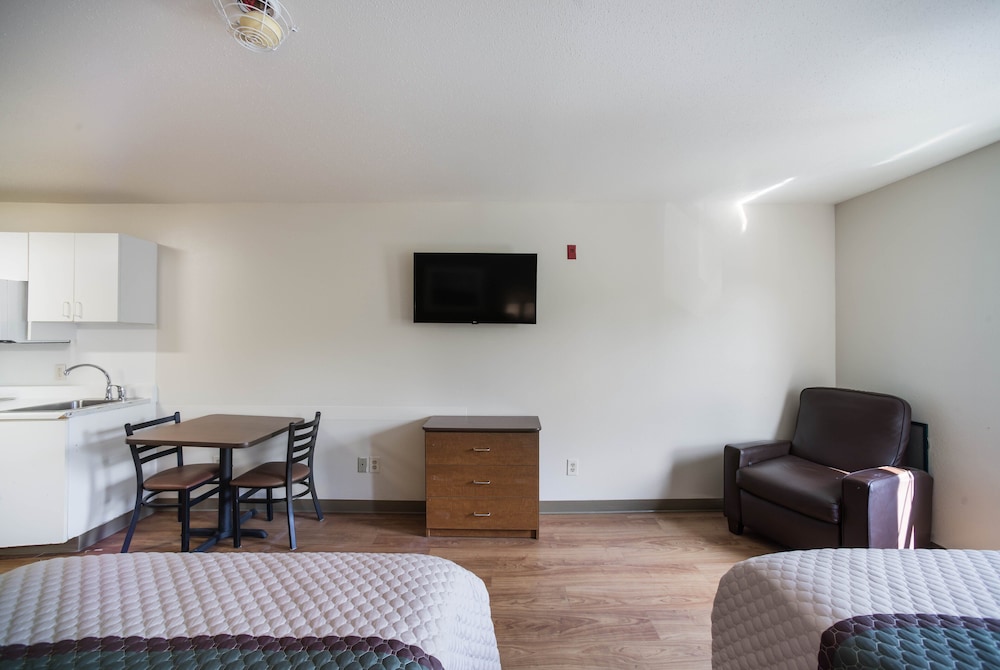 HomeTowne Studios by Red Roof St. Louis Airport N Lindbergh - photo 9